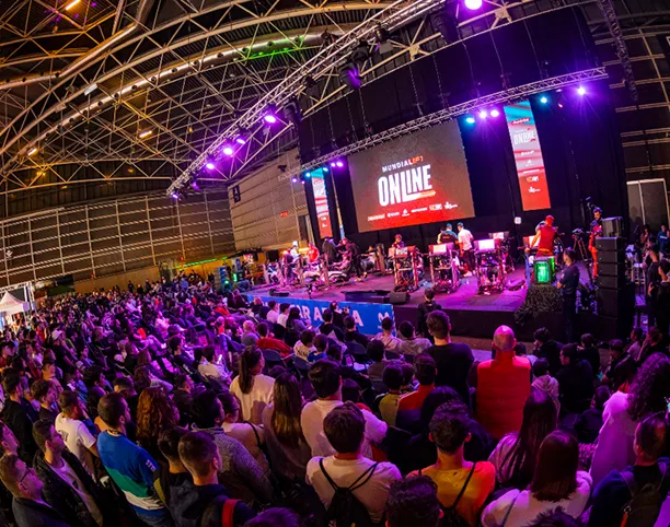 Público y podium en el evento de simracing de Dreamhack
